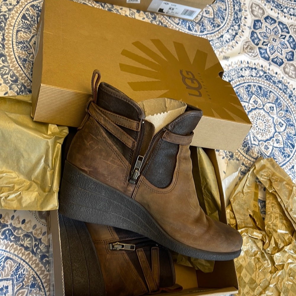 Ugg Womens Emalie - Size 9